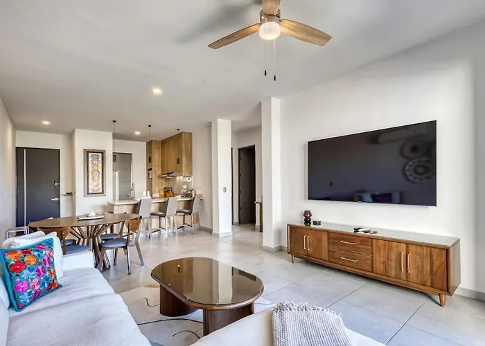Bright And Modern W/ Balcony, Shared Pool, A/c, Minutes To & Town Сasa de vacaciones