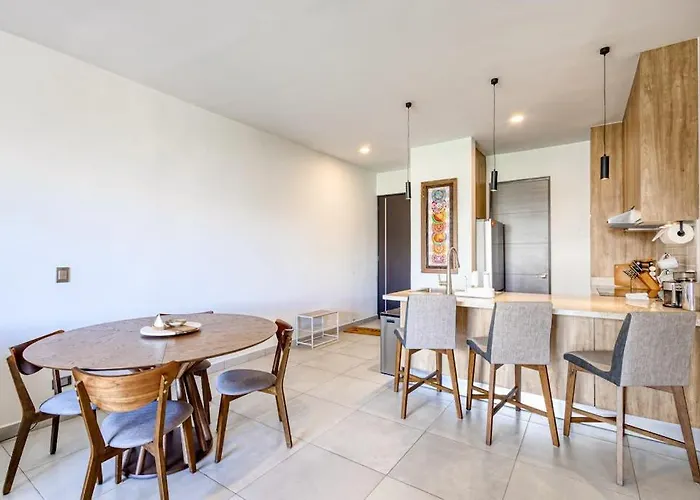 Сasa de vacaciones Bright And Modern W/ Balcony, Shared Pool, A/c, Minutes To & Town *