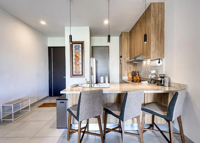 Сasa de vacaciones Bright And Modern W/ Balcony, Shared Pool, A/c, Minutes To & Town