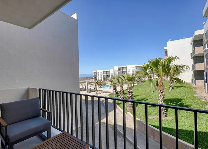 Сasa de vacaciones Bright And Modern W/ Balcony, Shared Pool, A/c, Minutes To & Town *
