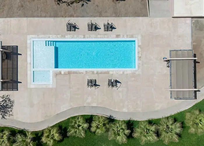 Bright And Modern W/ Balcony, Shared Pool, A/c, Minutes To & Town Сasa de vacaciones