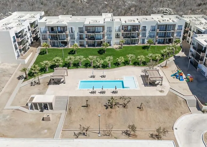 Сasa de vacaciones Bright And Modern W/ Balcony, Shared Pool, A/c, Minutes To & Town *