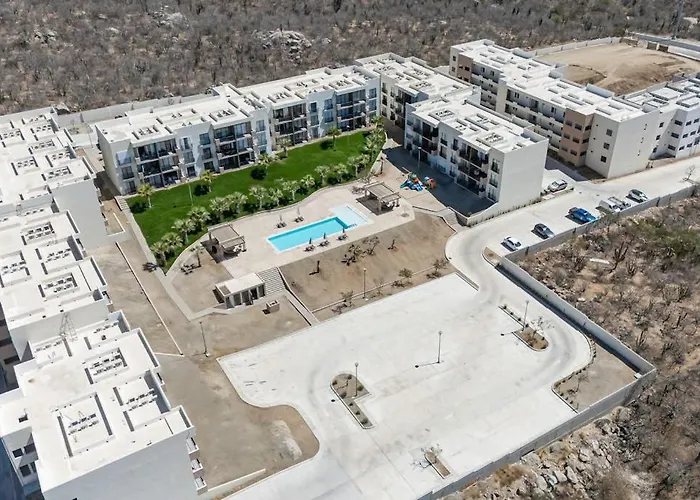 Сasa de vacaciones Bright And Modern W/ Balcony, Shared Pool, A/c, Minutes To & Town *