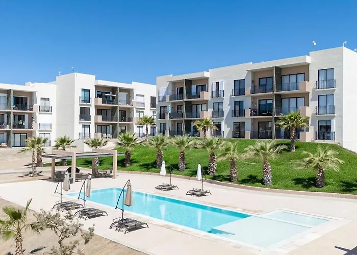 Сasa de vacaciones Bright And Modern W/ Balcony, Shared Pool, A/c, Minutes To & Town *
